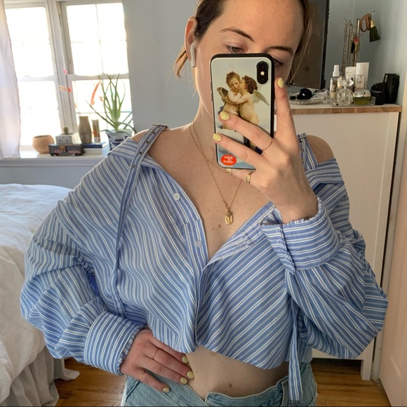 Off-the-shoulder top seen on Kendall Jenner - Picture 3 of 7